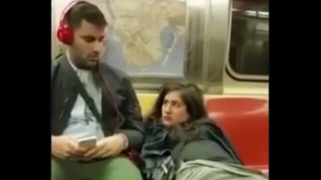 Nadržená ženská v metru 😈🔥
